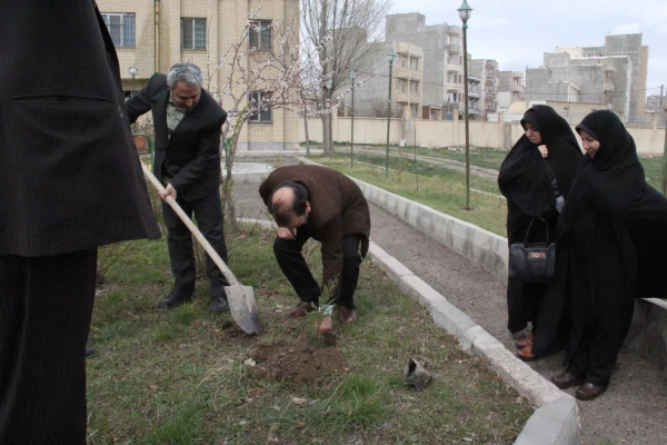 غرس نهال در پردیس بنت الهدی صدر اردبیل