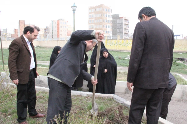 غرس نهال در پردیس بنت الهدی صدر اردبیل