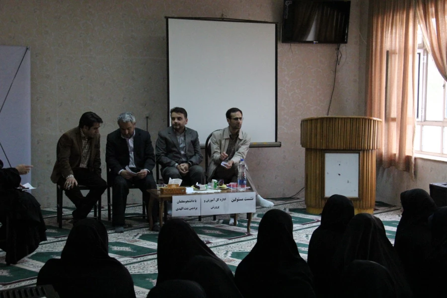 نشست مسئولین اداره کل آموزش و پرورش با دانشجومعلمان