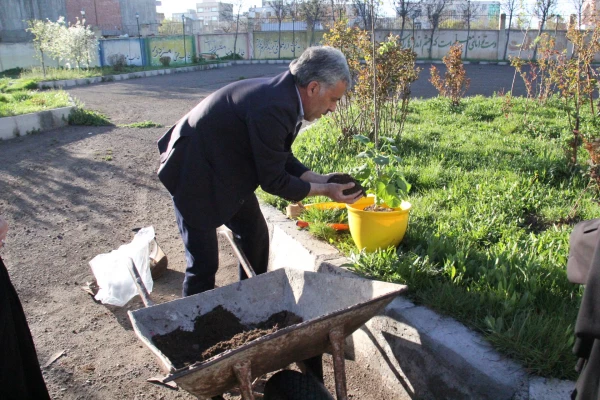 اجرای طرح شاداب سازی پردیس بنت الهدی صدر اردبیل با حضور سرپرست پردیس ، همکاران و دانشجو معلمان