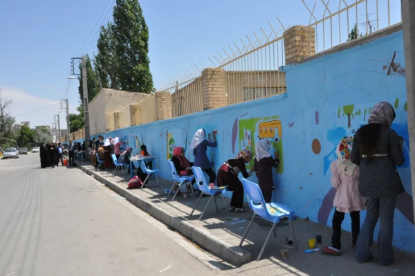 دست های کوچک اعضای کانون پرورش فکری کودک و نوجوان در زیباسازی دیوار بیرونی پردیس