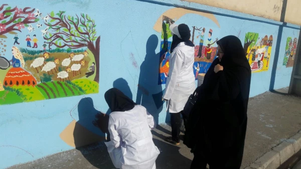 دست های کوچک اعضای کانون پرورش فکری کودک و نوجوان در زیباسازی دیوار بیرونی پردیس