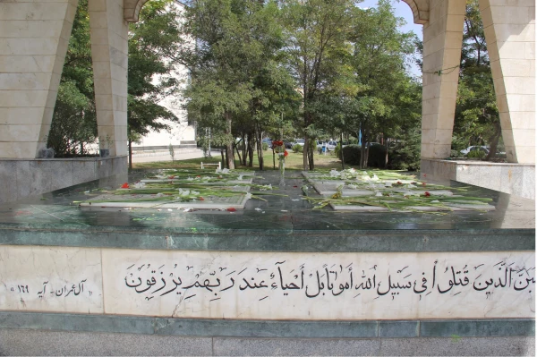 غبارروبی مزارشهدای گمنام اردبیل توسط دانشجومعلمان پردیس بنت الهدی صدر اردبیل