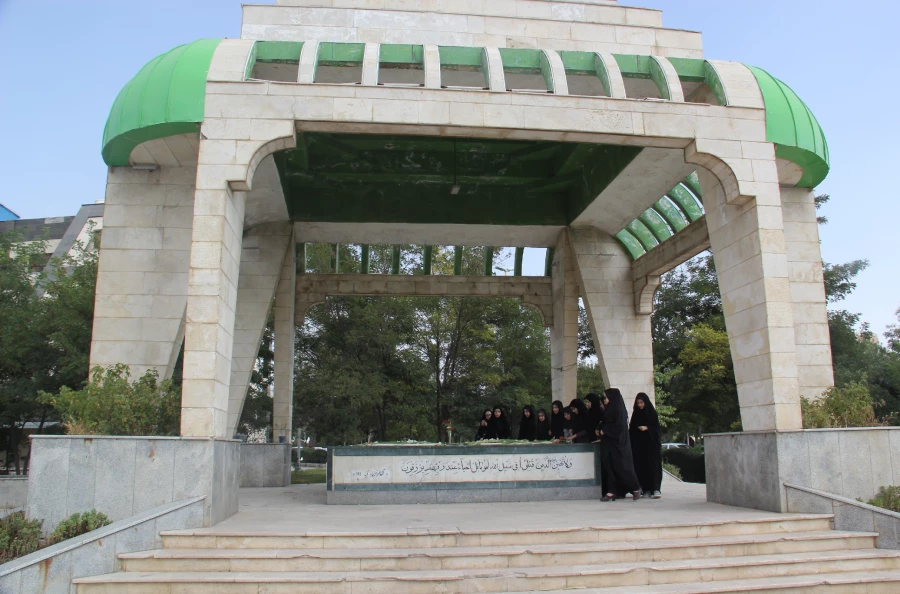 غبارروبی مزارشهدای گمنام اردبیل توسط دانشجومعلمان پردیس بنت الهدی صدر اردبیل