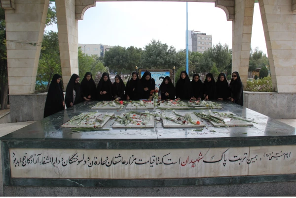 غبارروبی مزارشهدای گمنام اردبیل توسط دانشجومعلمان پردیس بنت الهدی صدر اردبیل