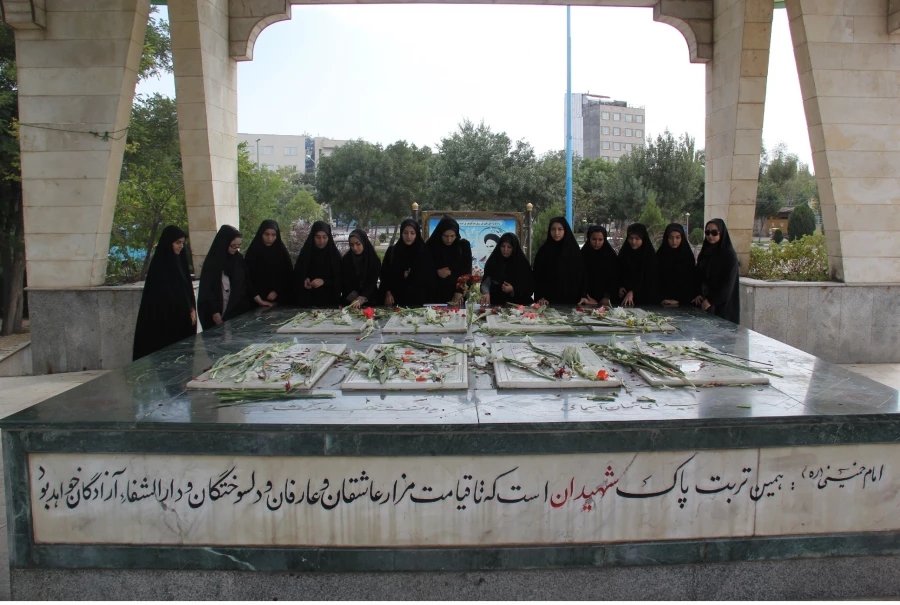غبارروبی مزارشهدای گمنام اردبیل توسط دانشجومعلمان پردیس بنت الهدی صدر اردبیل