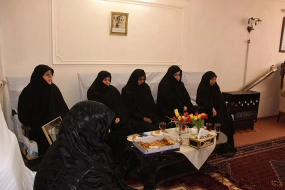 دیدار سرپرست پردیس بنت الهدی صدر با خانواده شهید زهرا اسدی