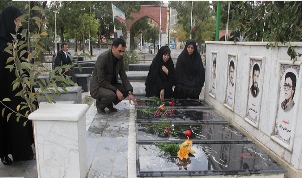 ادای احترام به مقام شهدا