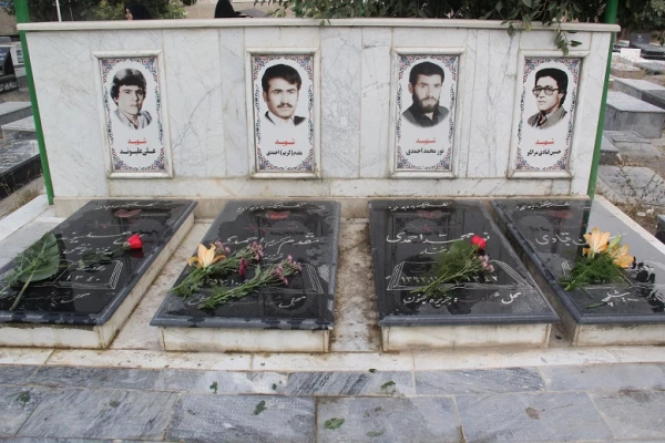ادای احترام به مقام شهدا