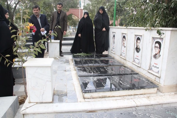 ادای احترام به مقام شهدا