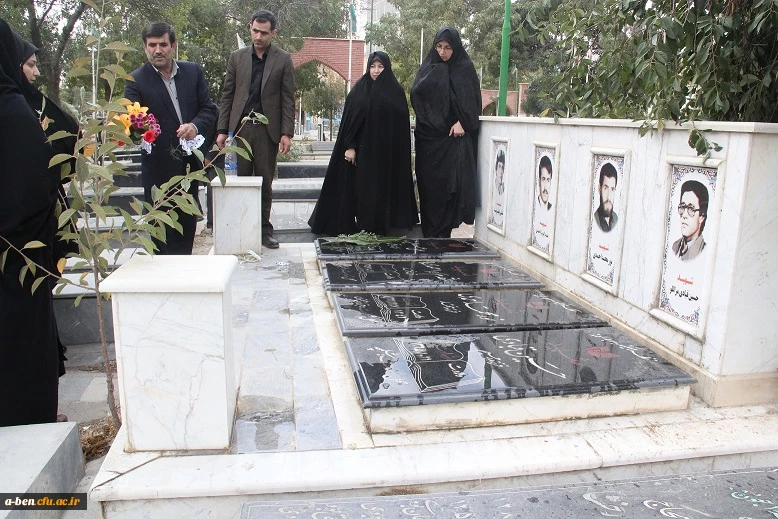 ادای احترام به مقام شهدا