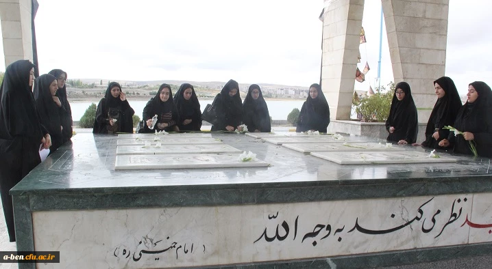 ادای احترام به مقام شهدا