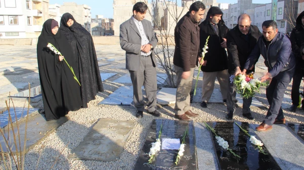 حضور کارکنان دانشگاه فرهنگیان اردبیل درمراسم غبار روبی و عطر افشانی مزار شهدا