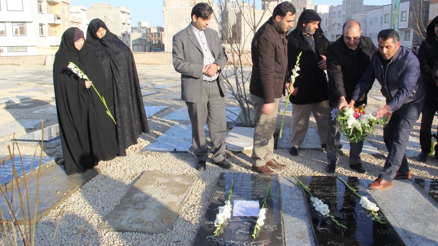 حضور کارکنان دانشگاه فرهنگیان اردبیل درمراسم غبار روبی و عطر افشانی مزار شهدا