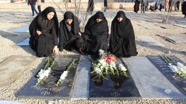 حضور کارکنان دانشگاه فرهنگیان اردبیل درمراسم غبار روبی و عطر افشانی مزار شهدا