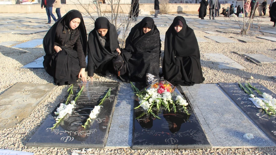 حضور کارکنان دانشگاه فرهنگیان اردبیل درمراسم غبار روبی و عطر افشانی مزار شهدا