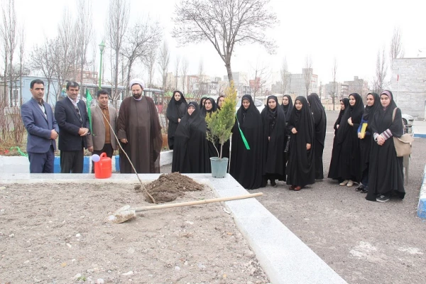 طرح کاشت نهال به یاد شهدای مدافع حرم استان اردبیل  به مناسبت روز درختکاری و روز بزرگداشت شهدا(22اسفند)  در محوطه پردیس