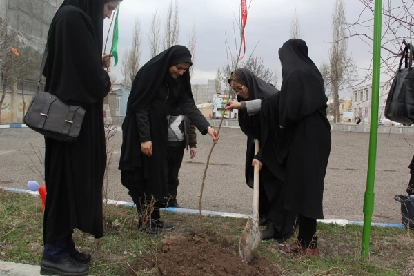 طرح کاشت نهال به یاد شهدای مدافع حرم استان اردبیل  به مناسبت روز درختکاری و روز بزرگداشت شهدا(22اسفند)  در محوطه پردیس