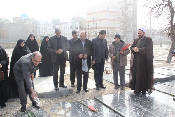 غبار روبی و گل افشانی مزار شهدا هم زمان با روز بزرگداشت شهدا(22اسفند) توسط کارکنان دانشگاه فرهنگیان اردبیل