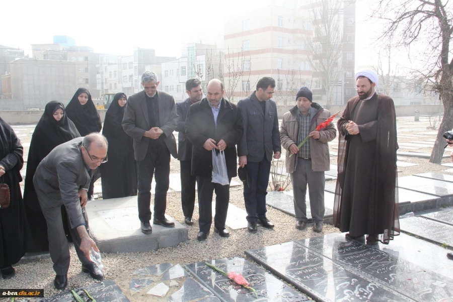 غبار روبی و گل افشانی مزار شهدا هم زمان با روز بزرگداشت شهدا(22اسفند) توسط کارکنان دانشگاه فرهنگیان اردبیل