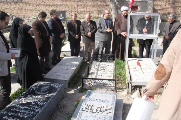 غبار روبی و گل افشانی مزار شهدا هم زمان با روز بزرگداشت شهدا(22اسفند) توسط کارکنان دانشگاه فرهنگیان اردبیل