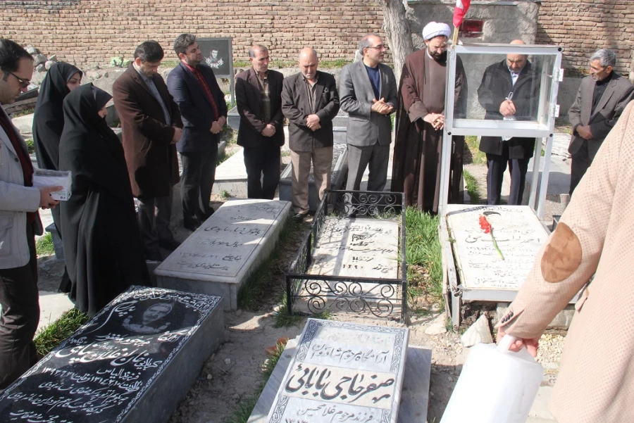 غبار روبی و گل افشانی مزار شهدا هم زمان با روز بزرگداشت شهدا(22اسفند) توسط کارکنان دانشگاه فرهنگیان اردبیل