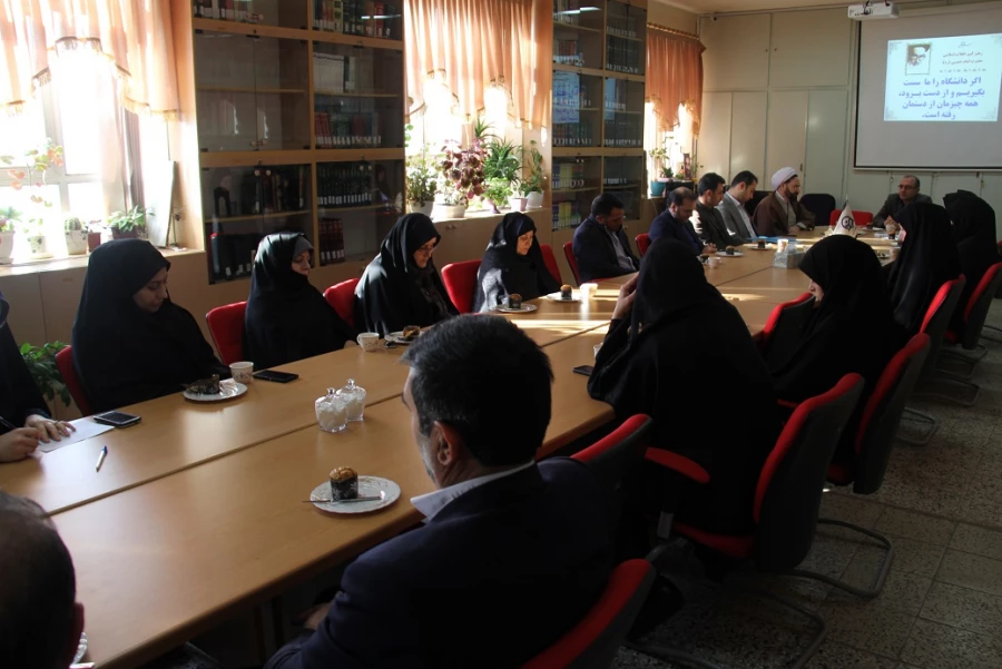 نشست صمیمی سرپرست مدیریت امور پردیس های استان و سرپرست دفتر نهاد مقام معظم رهبری دانشگاه فرهنگیان با مجموعه کارکنان بنت الهدی صدر