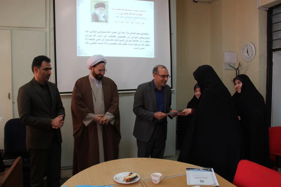 نشست صمیمی سرپرست مدیریت امور پردیس های استان و سرپرست دفتر نهاد مقام معظم رهبری دانشگاه فرهنگیان با مجموعه کارکنان بنت الهدی صدر