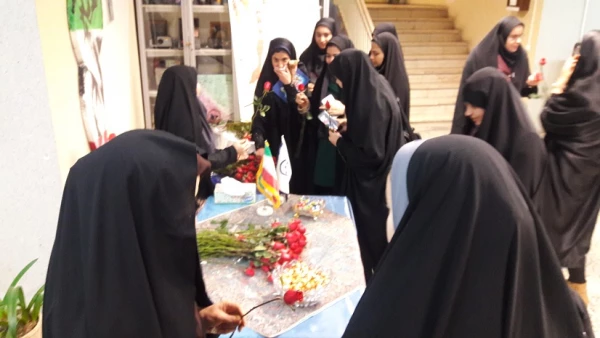 تبریک روز دانشجو با تقدیم شاخه گل به دانشجومعلمان 