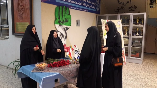 تبریک روز دانشجو با تقدیم شاخه گل به دانشجومعلمان 