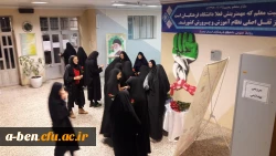 تبریک روز دانشجو با تقدیم شاخه گل به دانشجومعلمان 