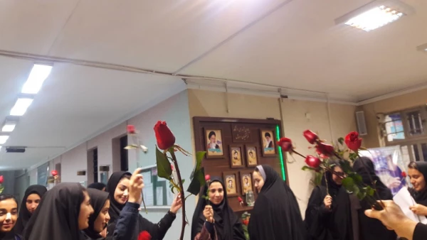 تبریک روز دانشجو با تقدیم شاخه گل به دانشجومعلمان 