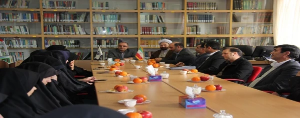 نشست صمیمی سرپرست مدیریت امور پردیس های استان با کارکنان بنت الهدی صدر 